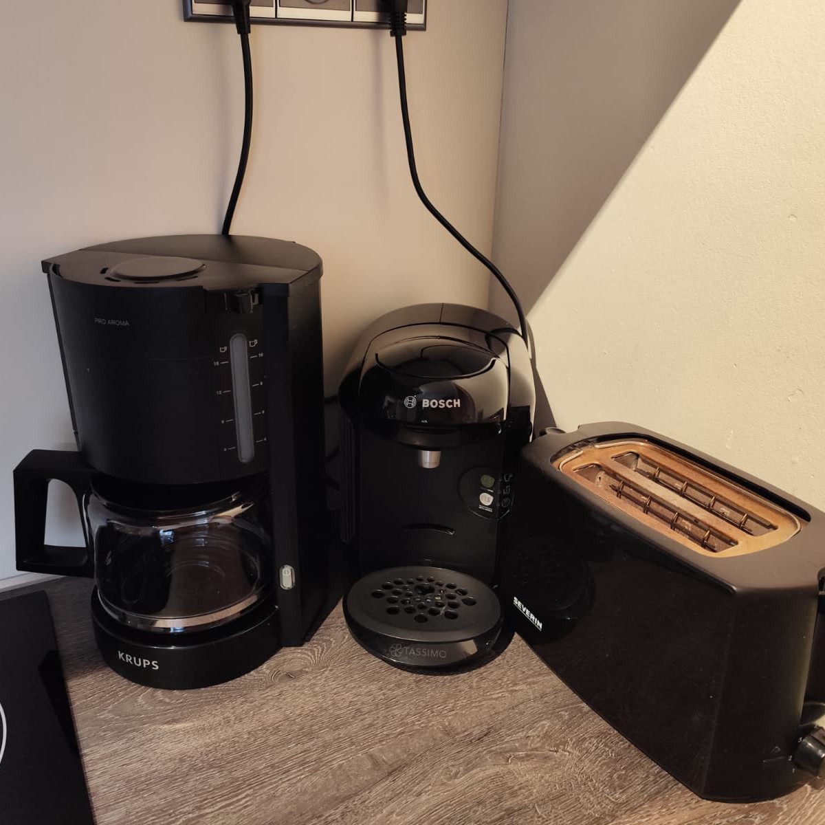 Kaffeemaschiene und Toaster in der Küche