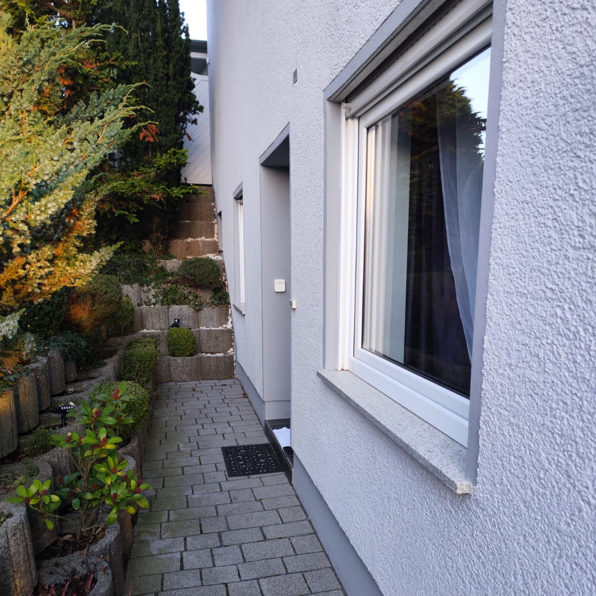 Wohnungseingang an der Seite des Hauses