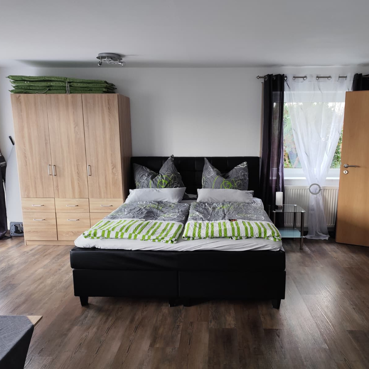 Gemachtes Bett im Wohnraum