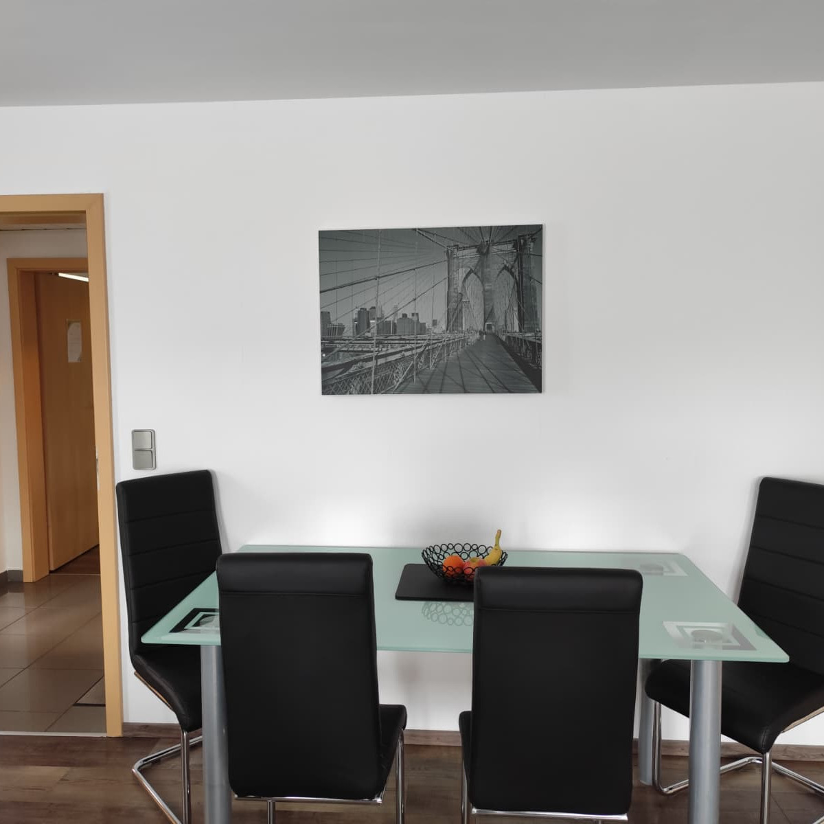 Sitzecke im Wohnraum mit Obstkorb